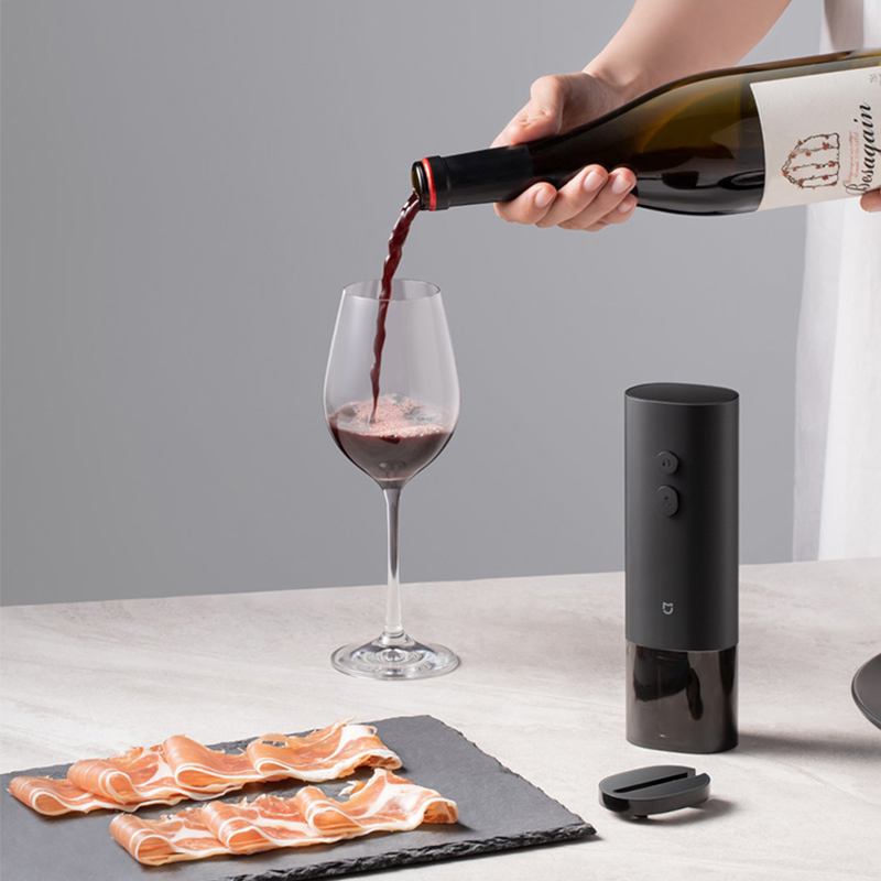 فتاحة زجاجات نبيذ كهربائية من  - مراجعة Kitchen Gadgets You Need وسعره