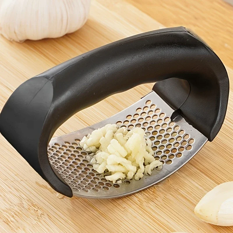 مفرمة ثوم يدوية من الفولاذ الم - مراجعة Kitchen Gadgets Garlic وسعره