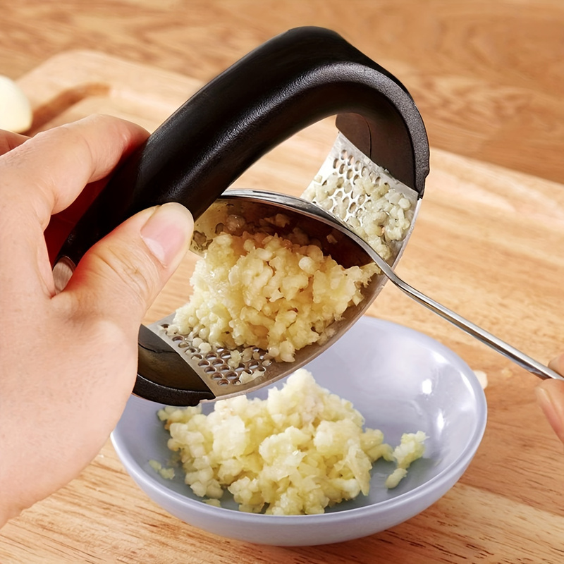 مفرمة ثوم يدوية من الفولاذ الم - مراجعة Kitchen Gadgets Garlic وسعره